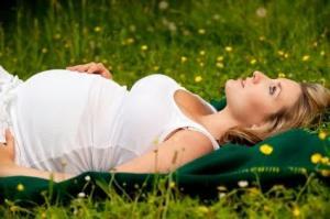 4238_hypnobirth-girl-in-grass