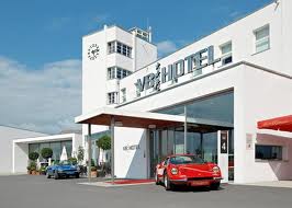 Otomobil Aşıklarına Özel Otel: Auto Hotel V8 - Stuttgart/Almanya
