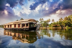 15639609-alappuzha,-kerala,-hindistan-bulutlu-mavi-gökyüzüne-avuç-yakın-körfezler-ev-tekne