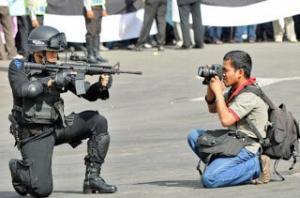 5978_gun_and_camera