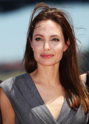 Angelina Jolie Kimdir?