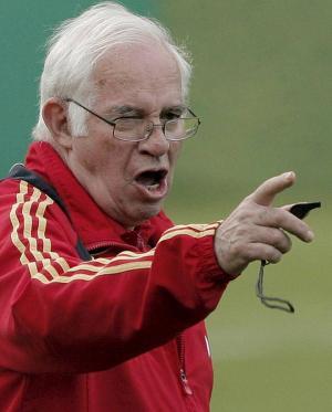NEU21. NEUSTIFT (AUSTRIA), 20/06/08.- El seleccionador, Luis Aragonés, da instrucciones a sus jugadores durante el entrenamiento que la selección española ha celebrado esta tarde en la localidad austriaca de Neustift, preparatorio para el encuentro de cuartos de final de la Eurocopa 2008 que les enfrentará el próximo domingo a Italia en el estadio Ernst Happel de Viena. EFE/JuanJo Martín