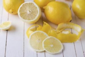 7797_600-536272643-lots-of-lemons-on-table