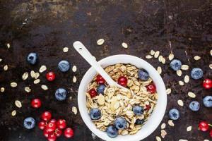 8298_granola-fresh-berries