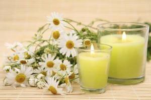 8479_450-13477012-camomile-and-candle