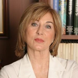 Ayşe Kulin Kimdir?