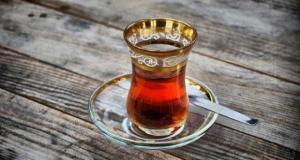 Demlenmiş Çay Kaç Saatte Bayatlar?