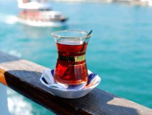 Demlenmiş Çay Kaç Saatte Bayatlar?