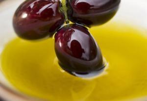 Yaralara İyi Gelen Doğal &Ccedil;&ouml;z&uuml;m : Zeytin Yağı