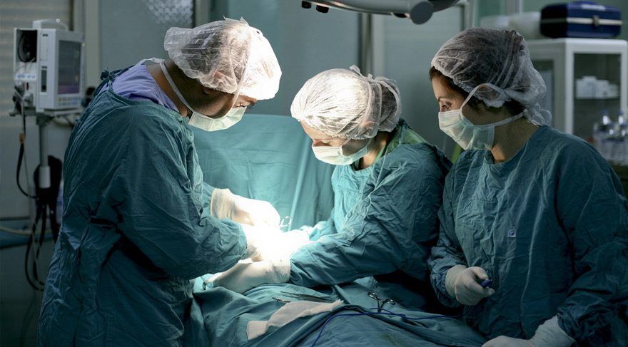 Cerrahlar Hangi Sebeple Mavi ya da Yeşil Önlük Giyer?