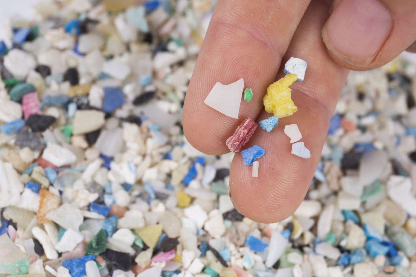 Yiyeceklerdeki Mikroplastikler Sağlığı Tehdit Ediyor mu?